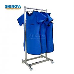 Мобильная вешалка для одежды со свинцовой защитной одеждой